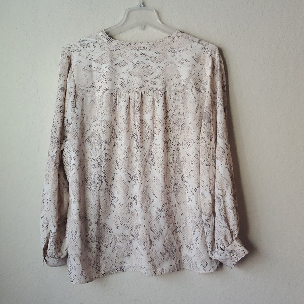 4/$20 Ava & Viv Women Top Beige Snakeskin Print Blouse Balloon Sleeve V Neck 2X - Picture 8 of 8